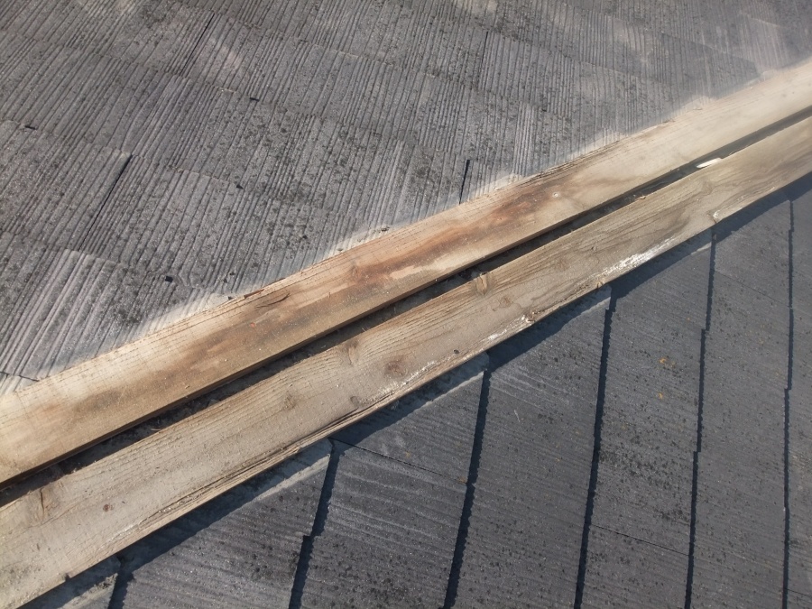 泉佐野市鶴原の棟板金の下地状況