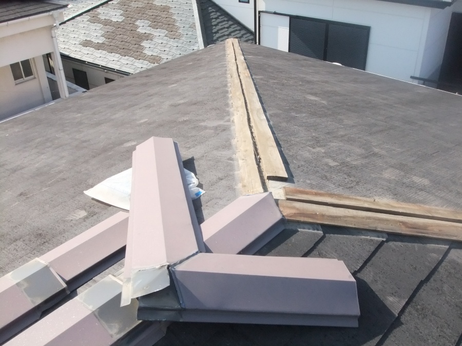 泉佐野市鶴原の棟板金取り外し中