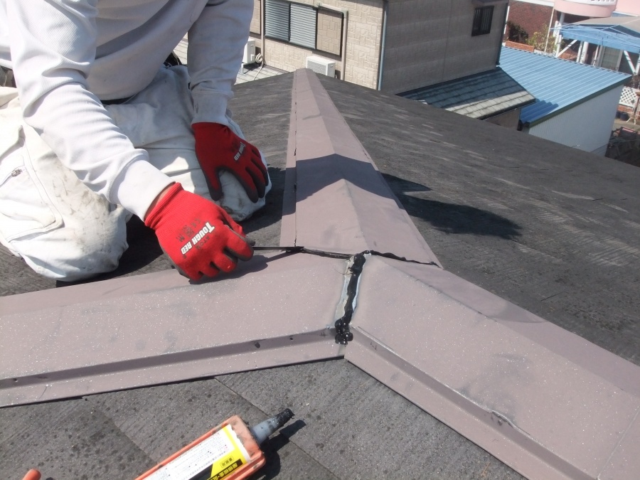 泉佐野市鶴原の棟の掛け合いにコーキング充填