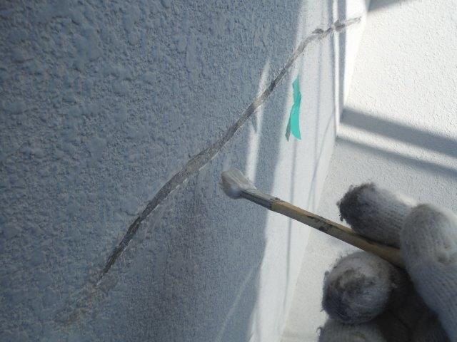 和歌山市善明寺のクラックにプライマー塗布