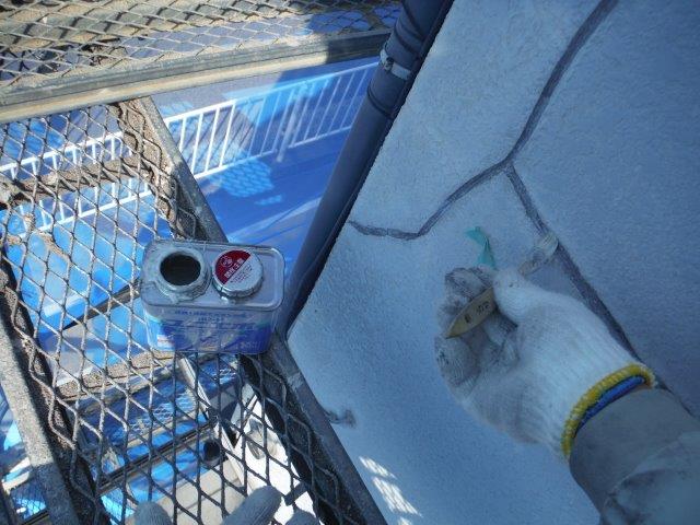 和歌山市善明寺のクラックにプライマー塗布