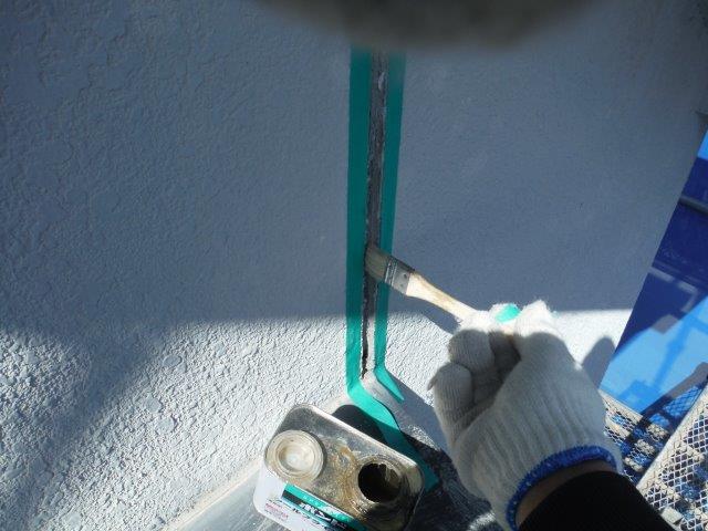 和歌山市善明寺の目地にプライマー塗布