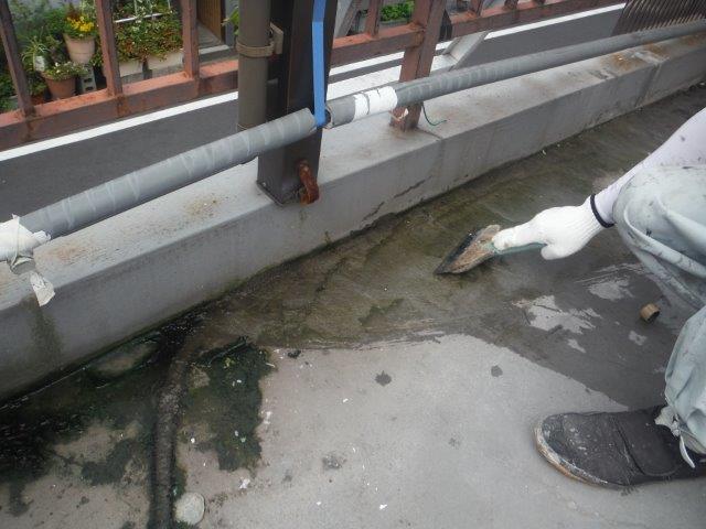 岸和田市のバルコニー清掃中