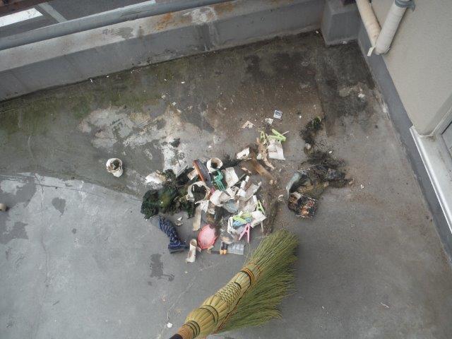 岸和田市のバルコニー清掃中
