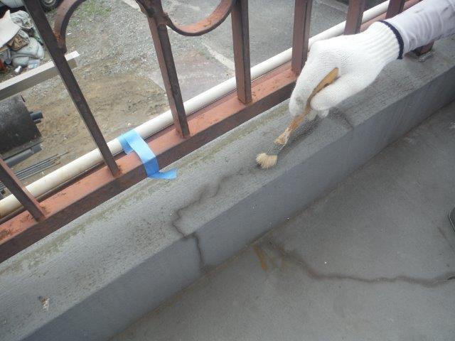 岸和田市のバルコニーの立ち上がりクラック補修