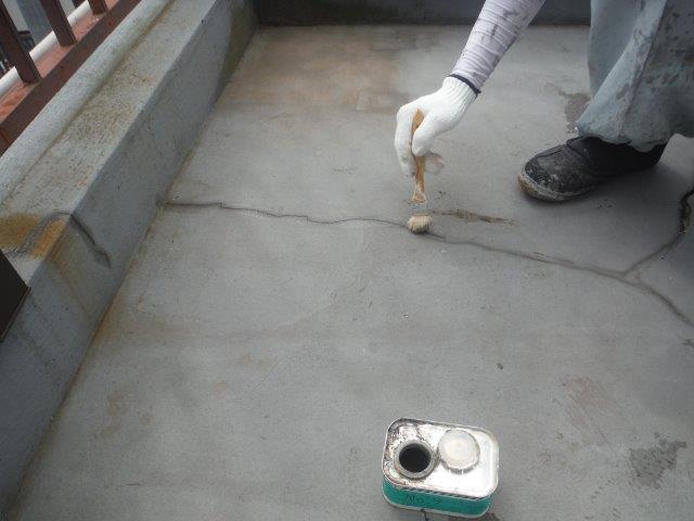 岸和田市のバルコニーのクラック補修