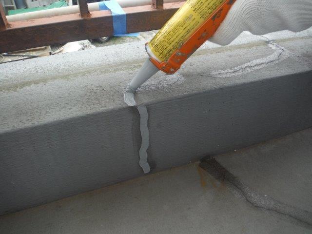 岸和田市のバルコニーの立ち上がりクラックにシーリング充填