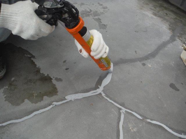 岸和田市のバルコニーの立ち上がりクラックにシーリング充填