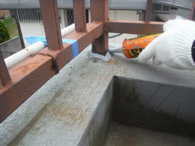 岸和田市のベランダ防水で手すりの支柱を防水