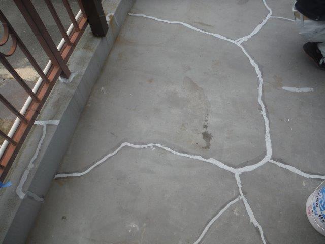 岸和田市のバルコニーの立ち上がりクラックにシーリング充填完了