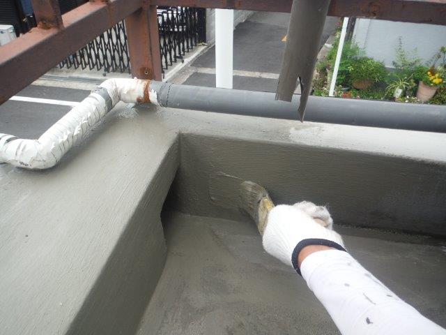 岸和田市のバルコニーの立ち上がりにカチオン塗布