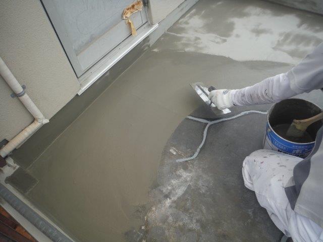 岸和田市のバルコニーにカチオン塗布