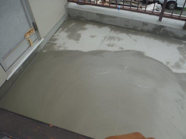 岸和田市のバルコニーにカチオン塗布