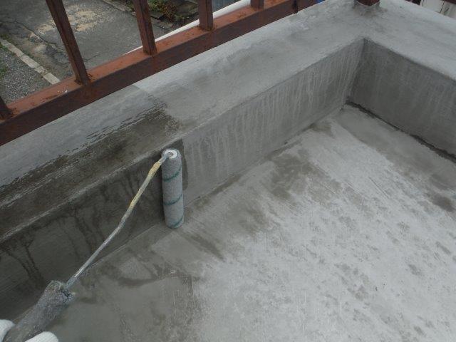 岸和田市のバルコニーにプライマー塗布