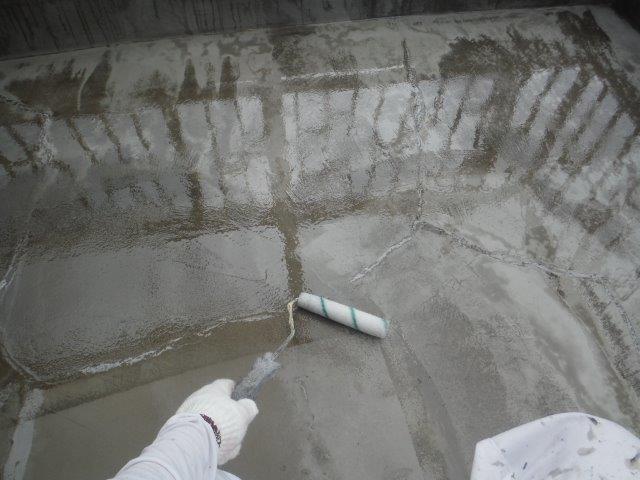 岸和田市のバルコニーにプライマー塗布