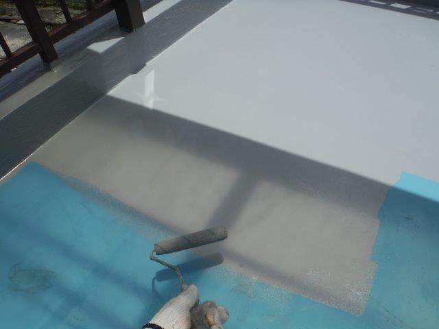 岸和田市のバルコニーにトップコート塗布