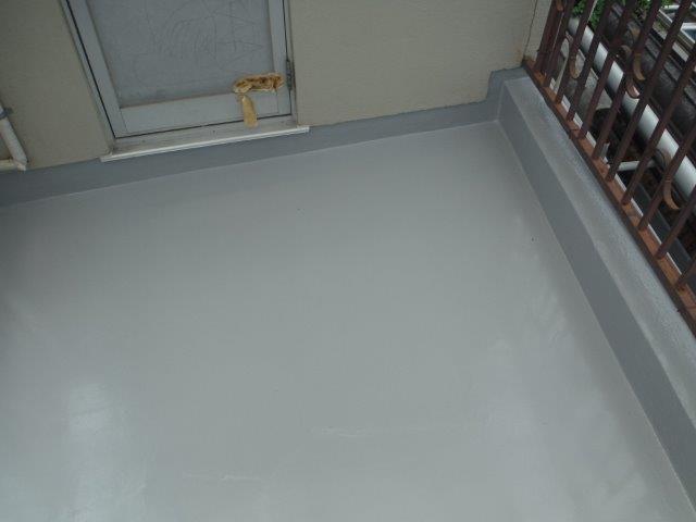岸和田市のバルコニーにトップコート塗布完了