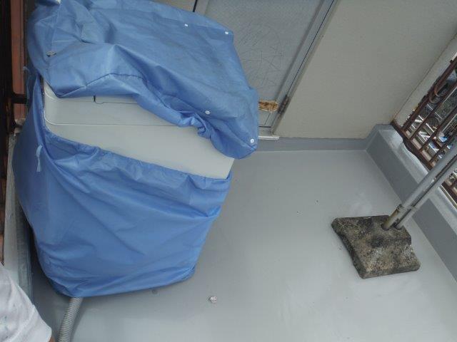 岸和田市のバルコニーにトップコート塗布完了