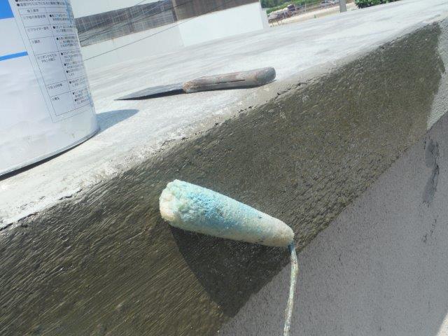 岸和田市包近町の陸屋根にプライマー塗布