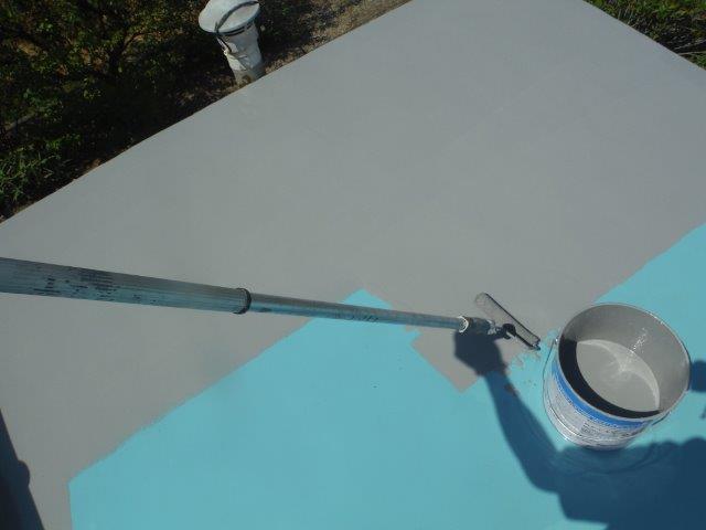 岸和田市包近町の陸屋根にトップコート塗布