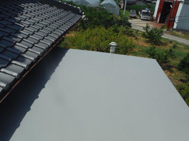 岸和田市包近町の陸屋根にトップコート塗布完了