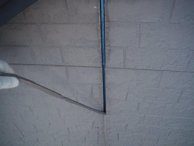 岸和田市八田町の既存シーリング撤去中