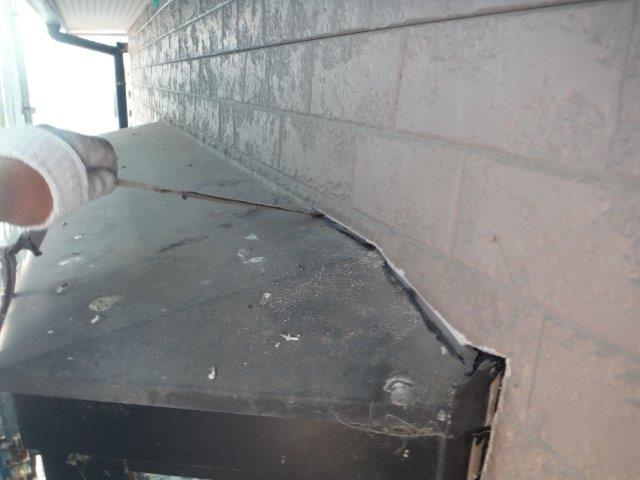 岸和田市八田町の出窓回りの既存シーリング撤去