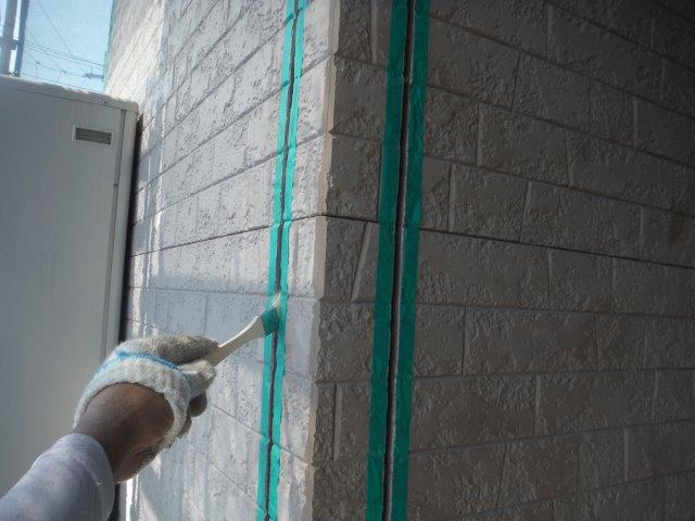 岸和田市八田町の外壁の目地にプライマー塗布