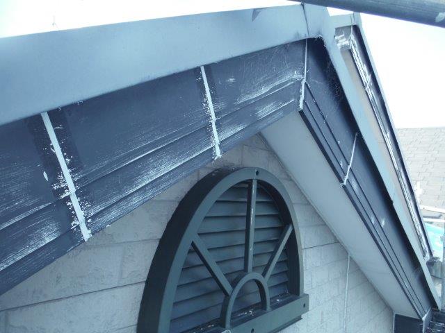 岸和田市八田町の破風板の継ぎ目にシーリング充填