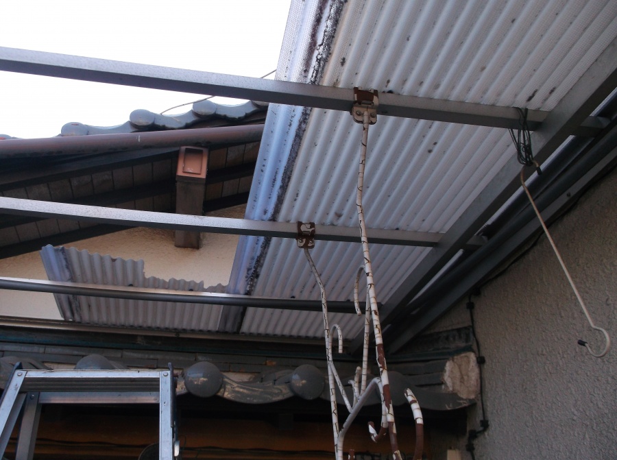 高石市千代田の二階ベランダの飛んでしまった波板現況