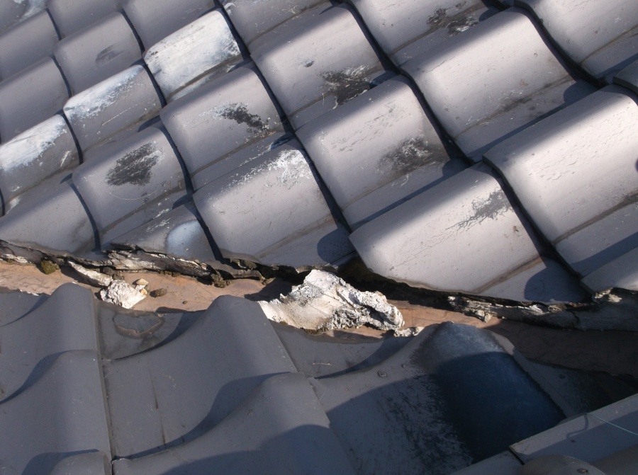 岸和田市北町の谷樋の漆喰の剥がれ