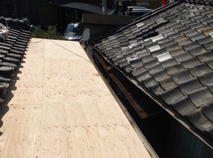 岸和田市岡山町の下屋に合板設置