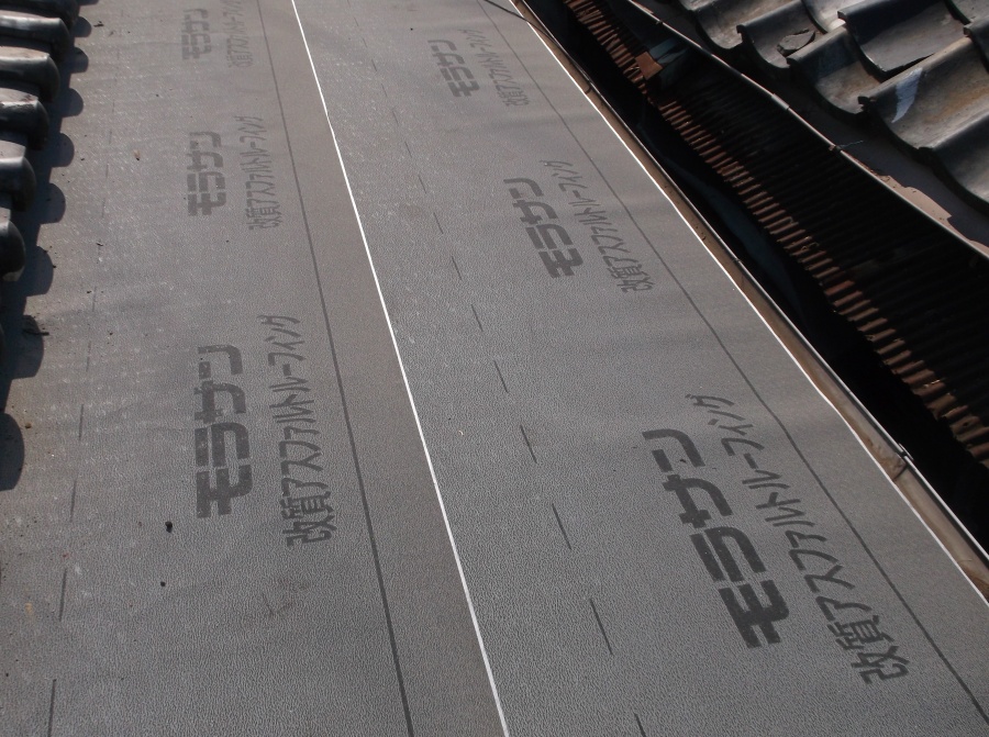 岸和田市岡山町の下屋にルーフィング張り