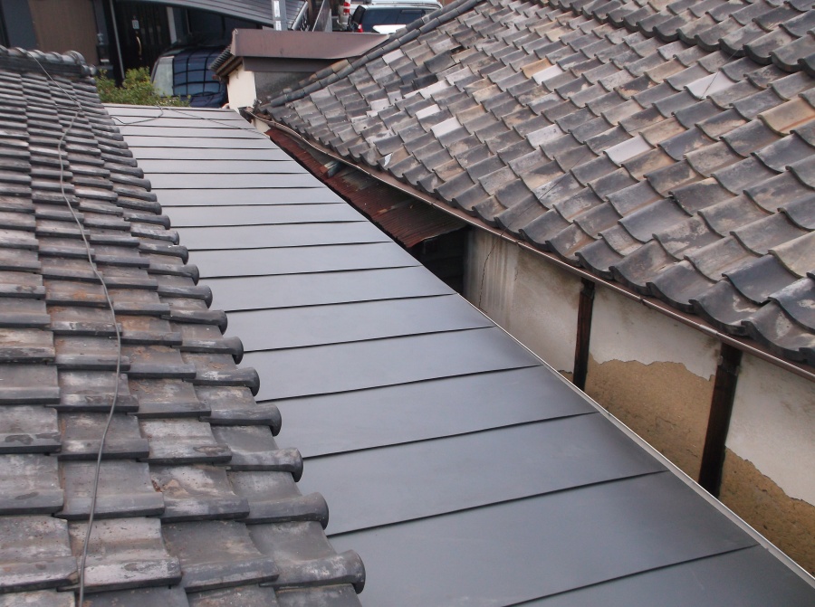 岸和田市岡山町の下屋に鋼板平板葺き