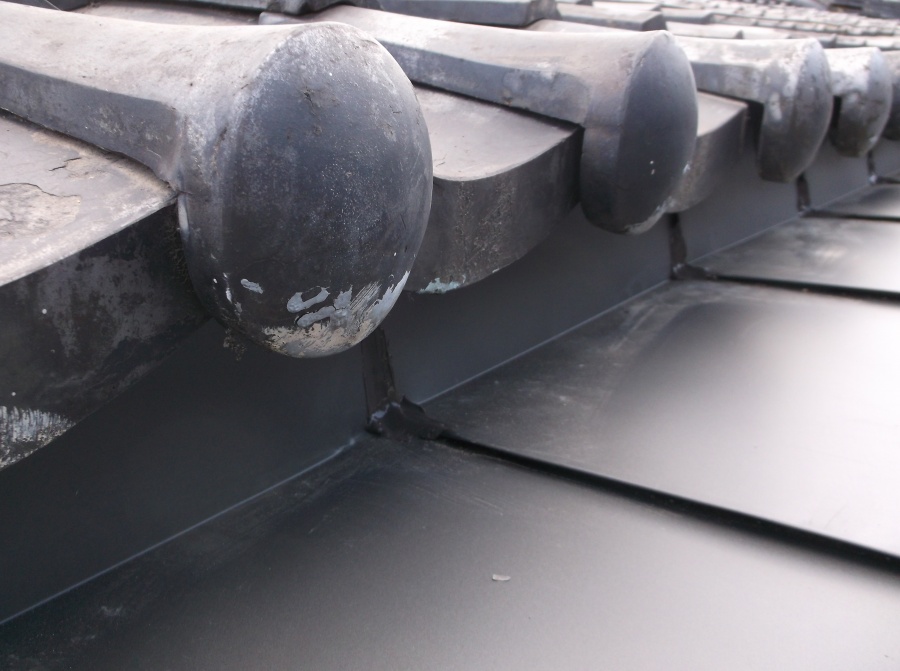 岸和田市岡山町の下屋に鋼板平板葺き・取り合い雨仕舞