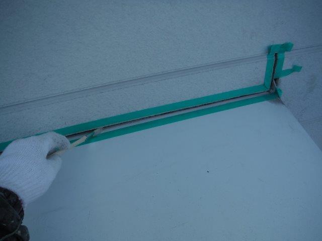 岸和田市下松町の外壁目地にプライマー塗布