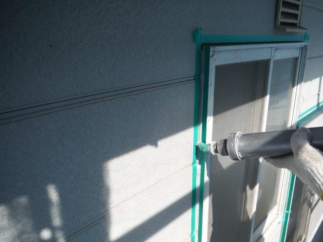 岸和田市下松町のサッシ回りにシーリング充填
