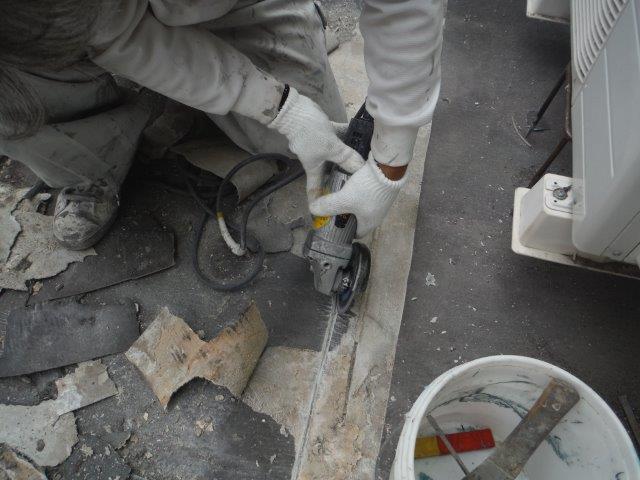 岸和田市土生町でクラックをカッター切作業
