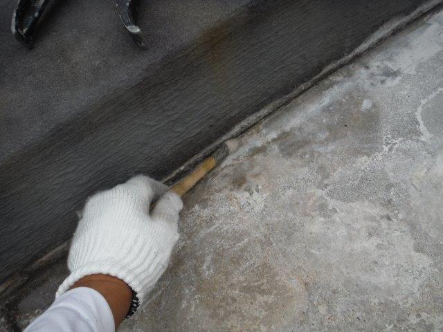 岸和田市土生町でクラックにプライマー塗布