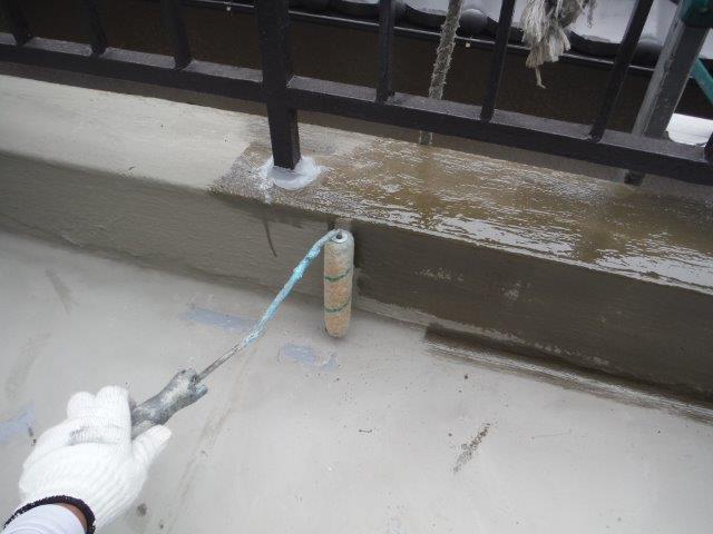 岸和田市土生町のベランダの手すりにコーキング