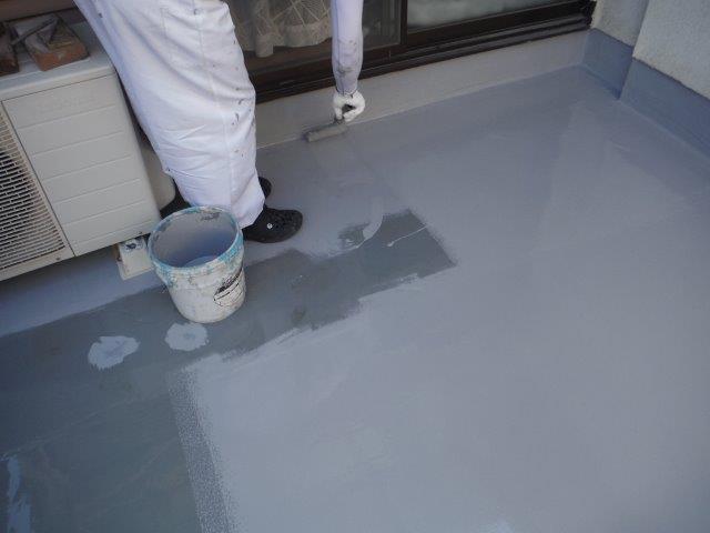 岸和田市土生町のベランダにウレタン塗膜防水二回目塗布