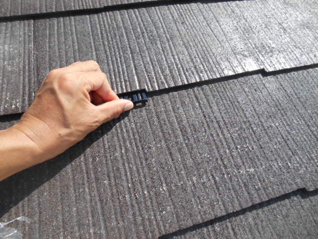 岸和田市西之内町の屋根瓦にタスペーサー挿入