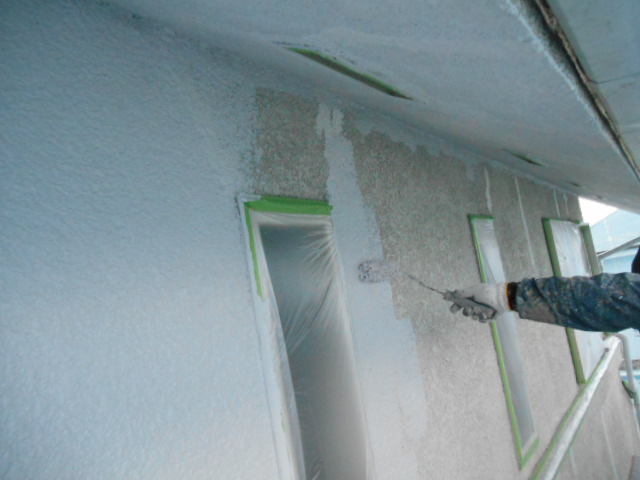 岸和田市岡山町の外壁や軒天井の下塗り