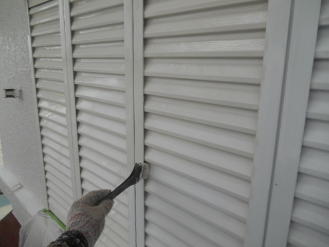 岸和田市岡山町の雨戸塗装中