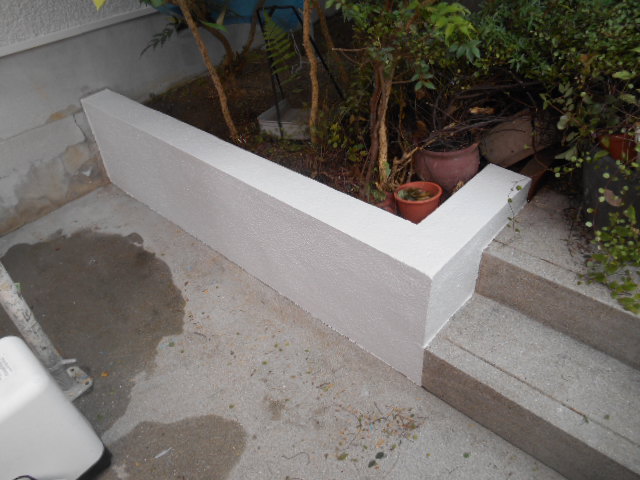 岸和田市岡山町の花壇の土留め塗装