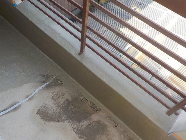 忠岡町のベランダにカチオンクリート塗布