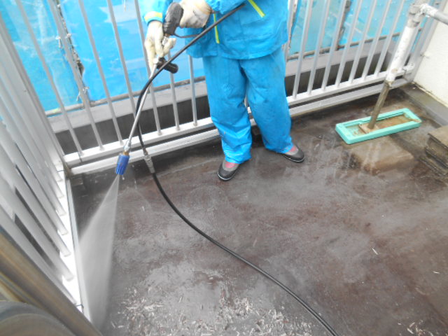 岸和田市天神山町のベランダ洗浄中