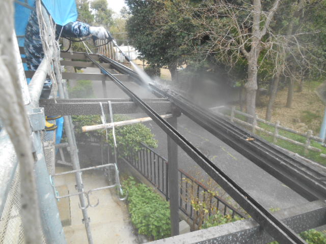 岸和田市天神山町のテラス屋根のフレームも洗います！