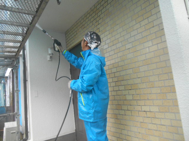 岸和田市天神山町の玄関タイルなど洗浄