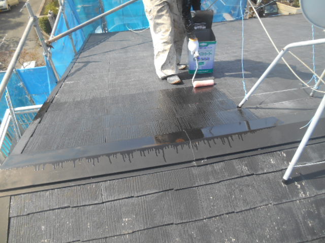 岸和田市天神山町の屋根塗装の下塗り中